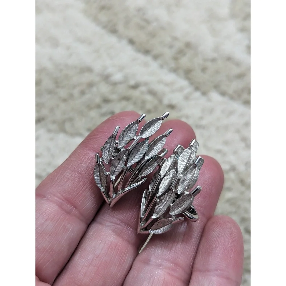 Vtg Trifari Leaf Earrings Silver Tone‎ Clip On Art Deco Style Retro Vintage